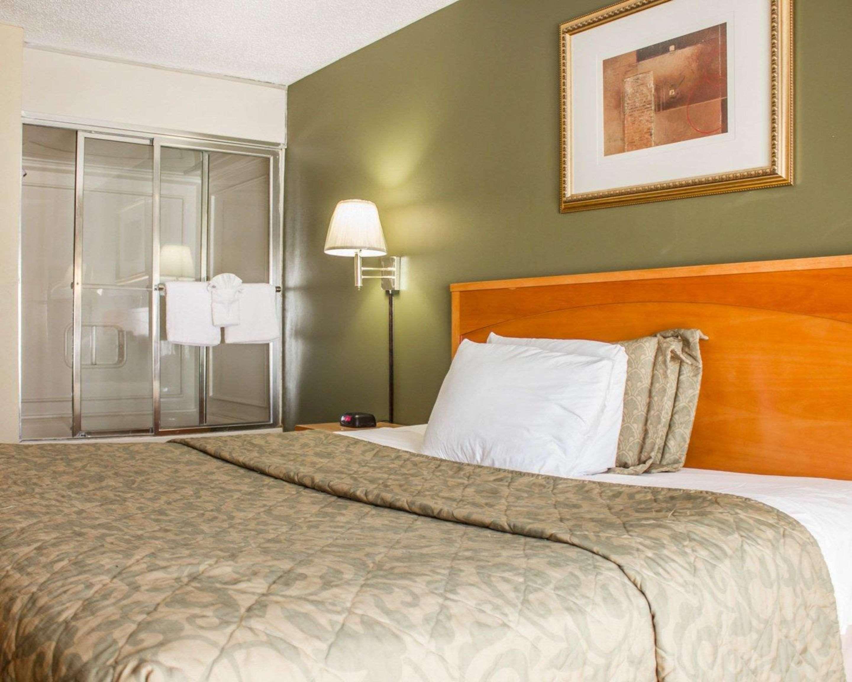 Rodeway Inn Huntington Station - Melville Exteriér fotografie