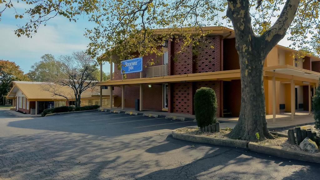 Rodeway Inn Huntington Station - Melville Exteriér fotografie