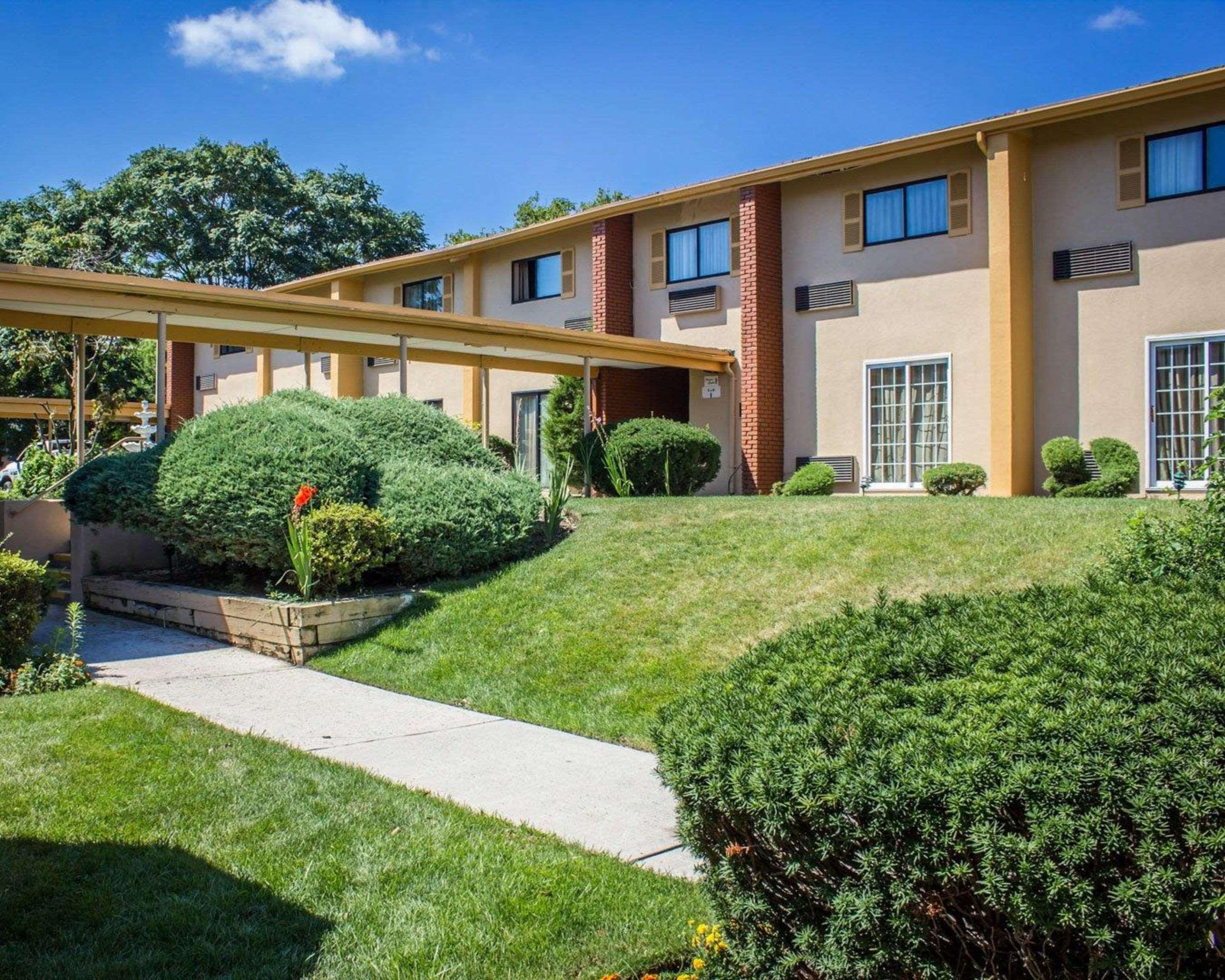 Rodeway Inn Huntington Station - Melville Exteriér fotografie