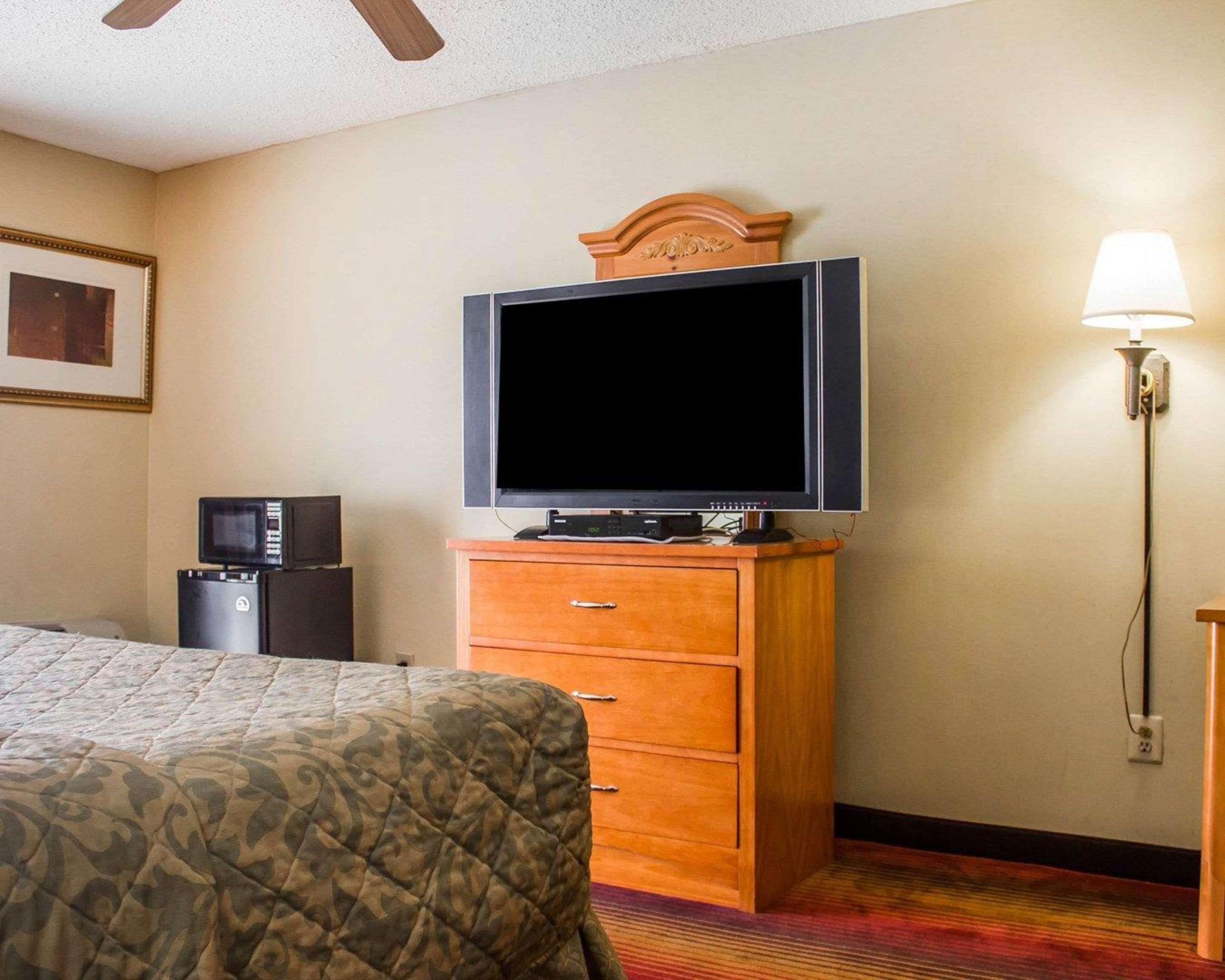Rodeway Inn Huntington Station - Melville Exteriér fotografie