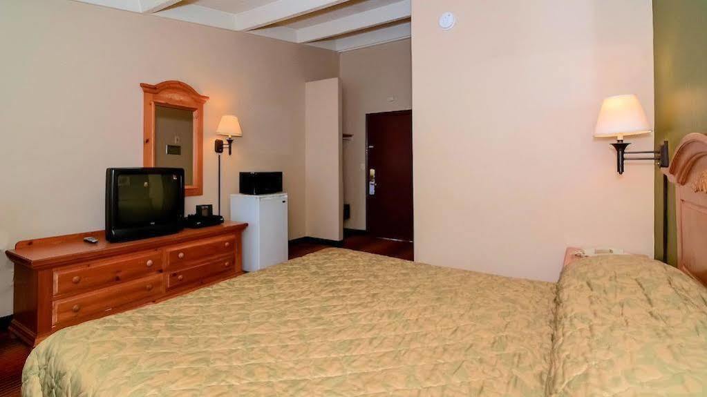 Rodeway Inn Huntington Station - Melville Exteriér fotografie